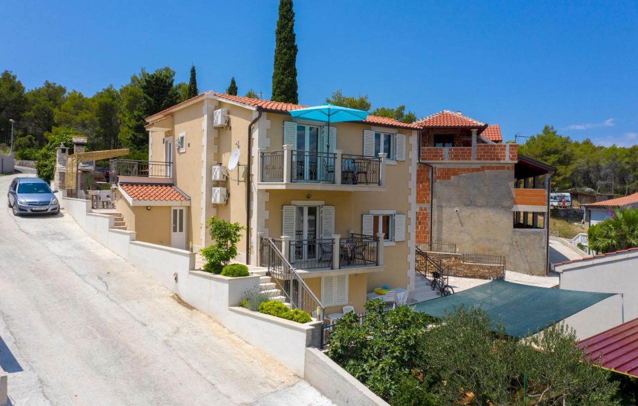 Apartments Listes Milna  Exterior photo